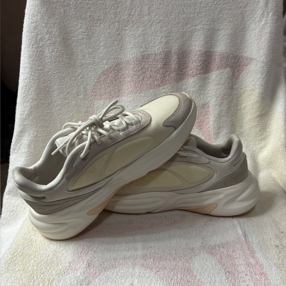 adidas Women's Ozelle Running Shoe 
Size 9 Cloud White/Cloud White/Ftwr White
